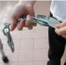 三腳架安裝流程:滑輪轉開將鋼索置入