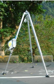 三腳架安裝流程:完成三腳架、救援防墜器安裝。