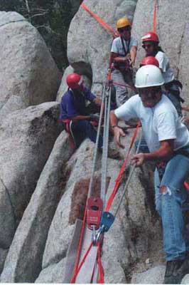 因為較低的延展性，靜力繩適用於垂降、救難或工程(高空作業人員)的用途。