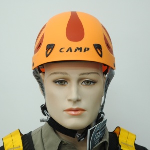 C.A.M.P. 190 運動用透氣安全帽(橘色) 正面圖，含頭燈夾，可裝置頭燈。
