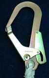 大鉤用於鉤掛鋼管或固定點以預防墜落。