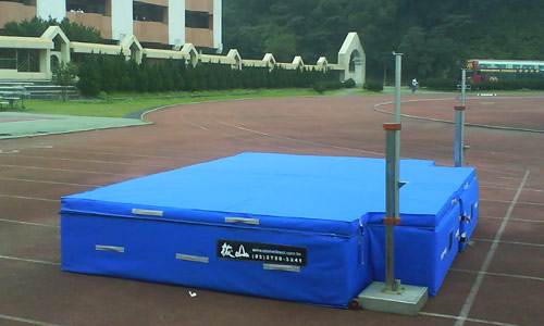拔山凸式跳高墊：榮獲台北美國學校、國立和美實驗學校、台北縣明德高中採購，訓練選手使用。