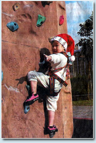 3歲小彤彤好厲害攀岩5公尺!邊爬邊背三字經