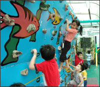 兒童攀岩客戶推薦-攀岩競賽不但是有趣的遊戲，更可培養孩子的自信心。</