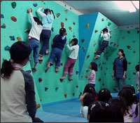 兒童攀岩客戶推薦-攀岩比起大部份的運動項目都要安全！