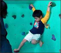 兒童攀岩客戶推薦-孩子們自然會發揮肢體動作的創造力。