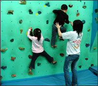 兒童攀岩客戶推薦-攀岩運動對於有過動或遲緩傾向的孩子，有顯著的幫助。