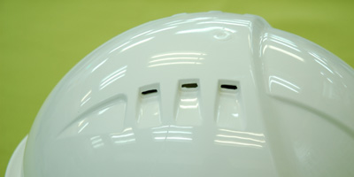 安全帽頂左右側各有三個通氣孔