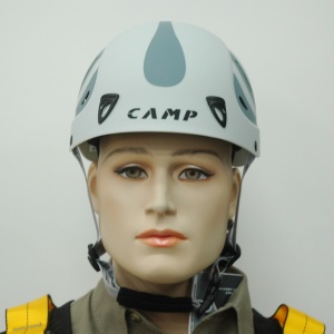 C.A.M.P. 190 運動用透氣安全帽(灰色) 正面圖，含頭燈夾，可裝置頭燈。