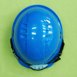 澳洲式通風型安全帽上方6個通氣孔，有效降低帽低悶熱，提高工人配戴意願。