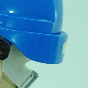 澳洲式通風型安全帽的後簷採凹槽式設計，引導雨水順流至前簷，避免雨水流至後頸部產生不適感。